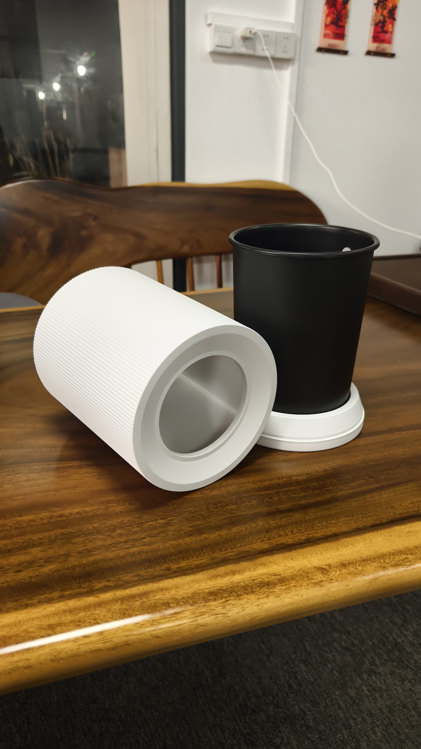 stackable commercial plastic trash bin for kitchen and hotel use