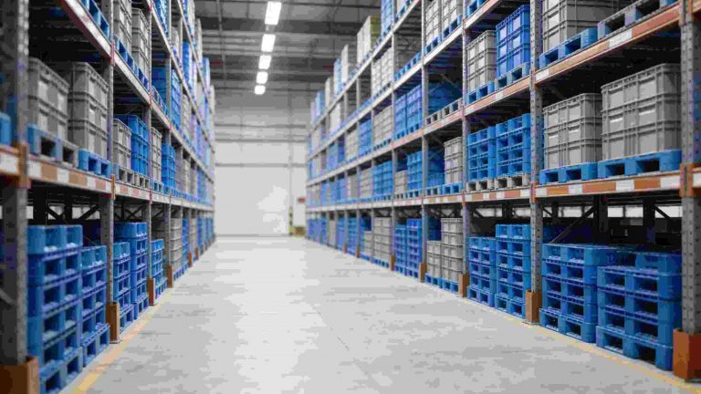 Industrial plastic pallets used in a warehouse (2026 guide)